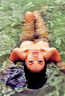 /Kinky Filipino model Gypsy Sarcon enjoys vacation.