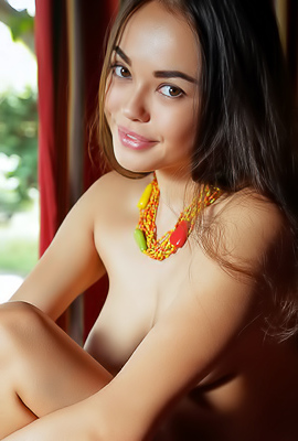 Li Moon Shows Us Her Sexy Shaved Pussy