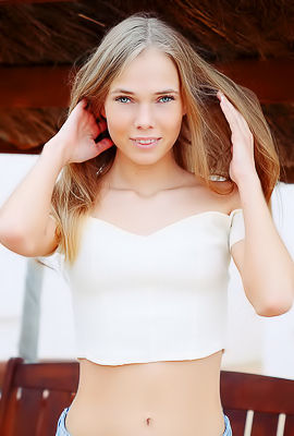 /Luise Wriggling Out Of Her Shorts And Spreading Her Long Legs In A Wide Split