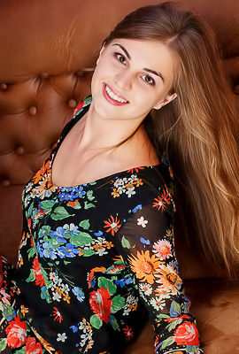 /Bella Libre Sultry Brunette Feminine Beauty