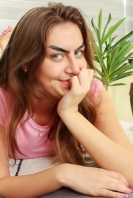 Horny Selene Vibing Her Clit