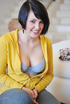 Amateur Zeba Pushing Veggies Inside Her Pussy