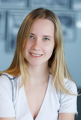 Delizi Adorable Blonde Bombshell With Curves That Captivate And A Playful Spirit