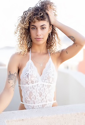 Lorena De Felipe Teases With Curvy Positions In Sensual Necklace Shot