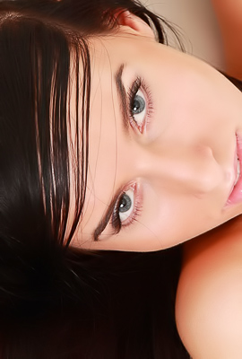 Amanda Fulfills Her Fantasy Exposing Her Glossy Shave